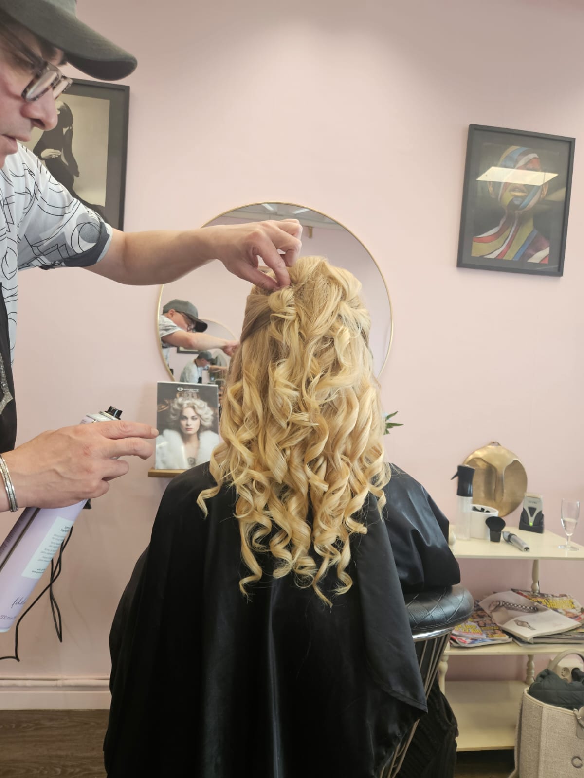 Lockig håruppsättning på blont hår